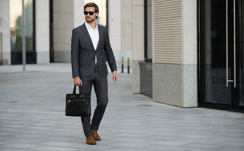 Geschäftmann draußen auf dem Weg