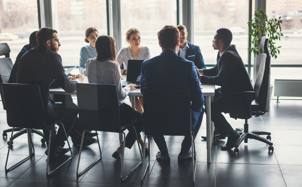 Gruppe Geschäftsleute sitzen am Tisch im Meeting