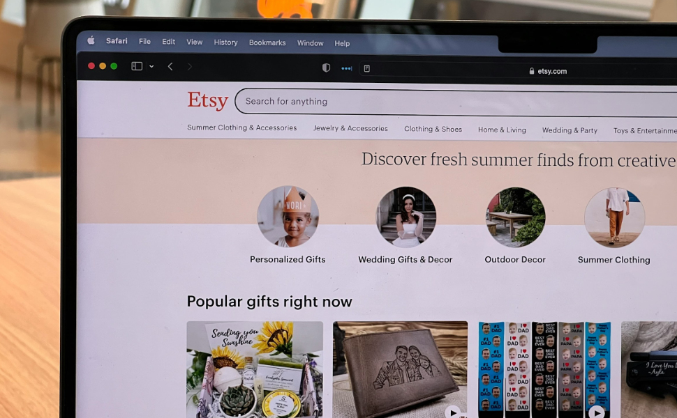 Laptopdesktop mit geöffneter Etsy-Website