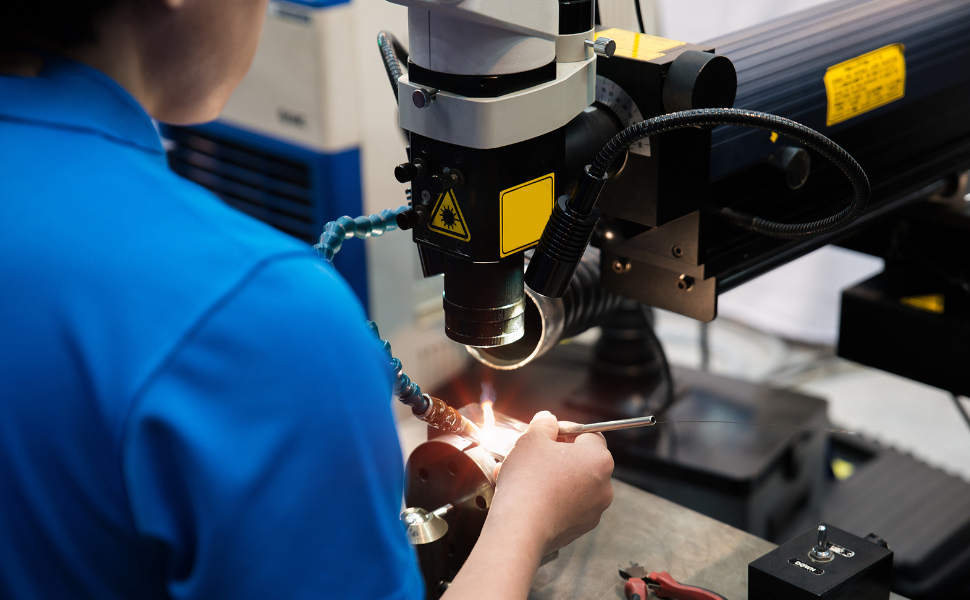 Laserschweißer bei der Arbeit