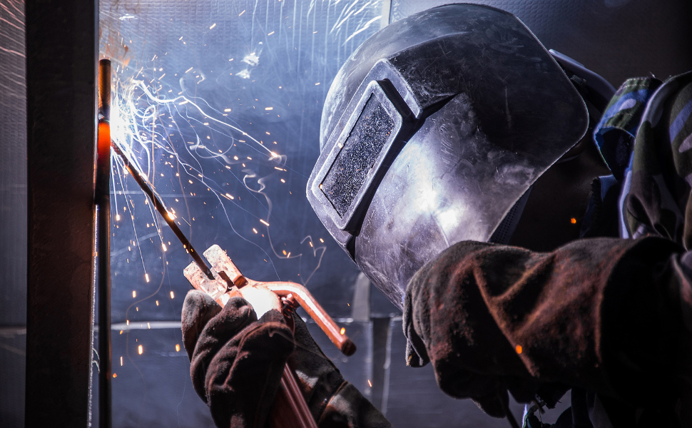 Lichtbogenschweißer bei der Arbeit
