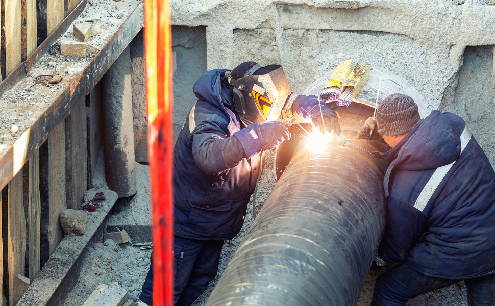 Zwei Rohrschweißer bei der Arbeit