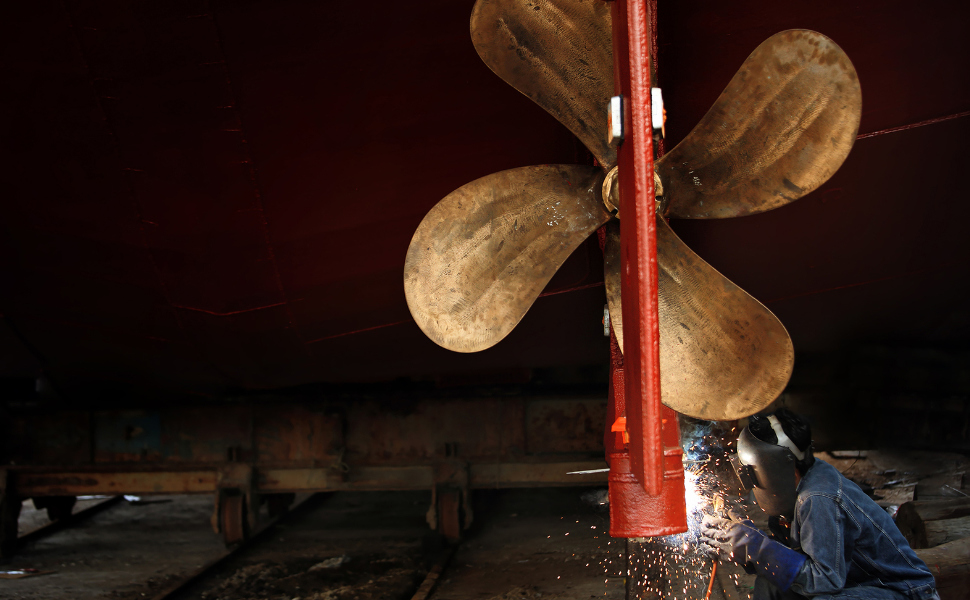 Schiffbauschweißer bei der Arbeit