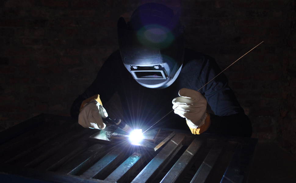 WIG-Schweißer bei der Arbeit