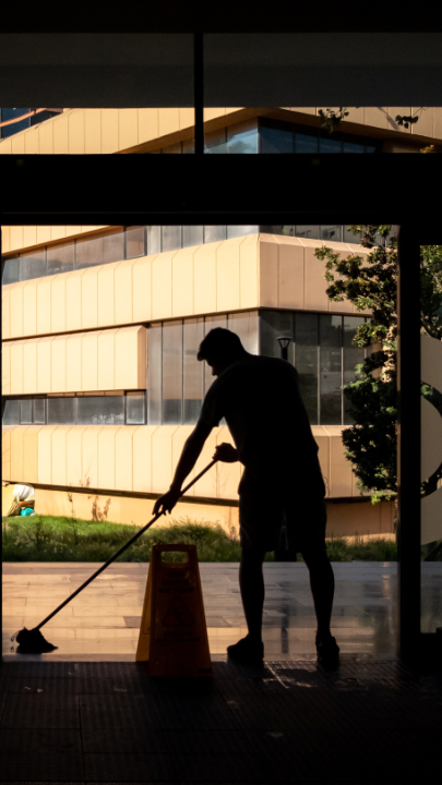 Gebäudereiniger:in