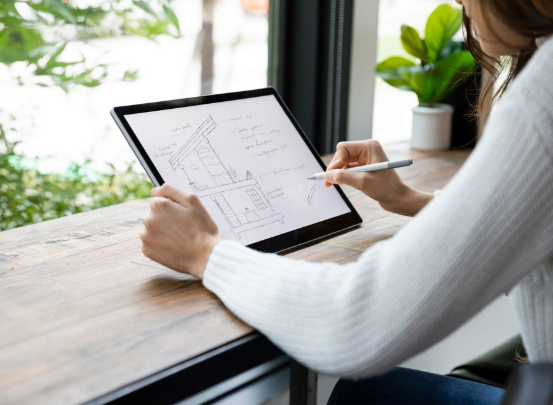 Ein Mädchen fertigt am Tablet eine Zeichnung an.