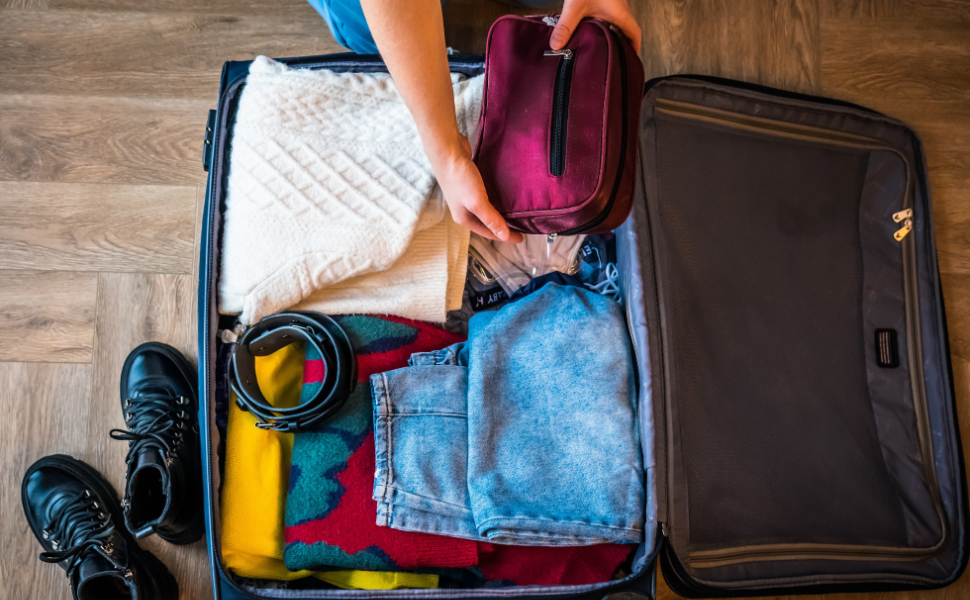 Geöffneter Koffer mit viel Gepäck