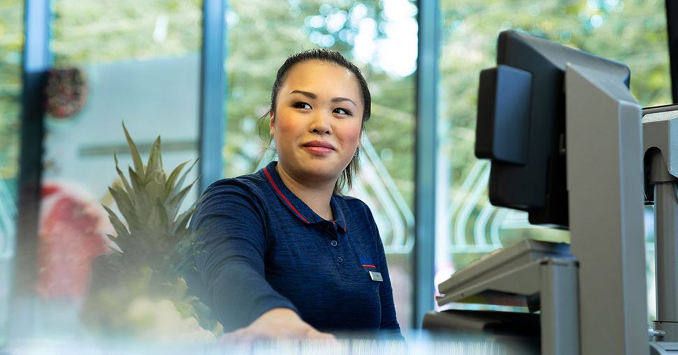 Verkäuferin an der Kasse