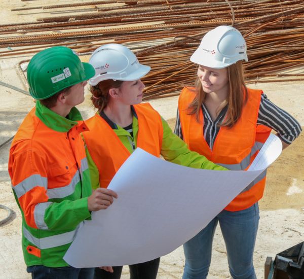 Arbeit als Bauingenieur auf einer Baustelle.