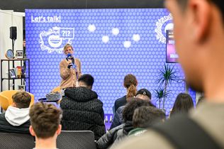 Eine Berufwahlexpertin spricht auf der Einstieg Bühen vor Publikum