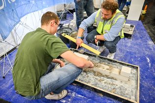 Ein junger Mann versucht sich als Maurer.