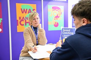Eine Frau berät einen Jugendlichen zur Berufswahl.