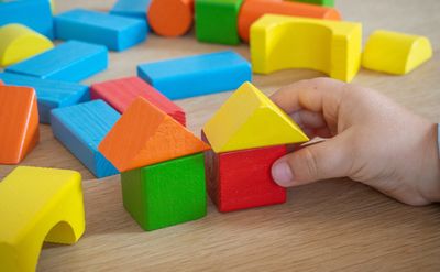 Arbeit als Holzspielzeugmacher:in