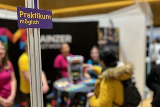 Ausstellende, die Praktika anbieten, werden mit einem Schild gekennzeichnet.
