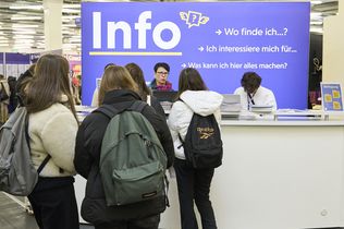 Jugendliche stehen an der Einstieg Info