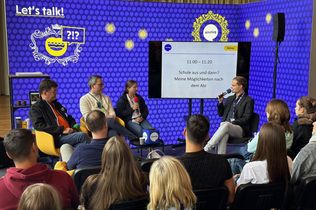 Vier Fachleute sitzen auf der Einstieg Bühne und geben wertvolle Infos zu Berufswahlthemen.