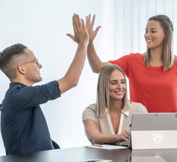 Junge Menschen freuen sich über ihre Karriere in der Finanzverwaltung NRW