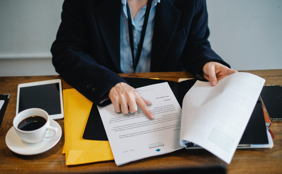 Eine Arbeitnehmerin studiert ihren Arbeitsvertrag.