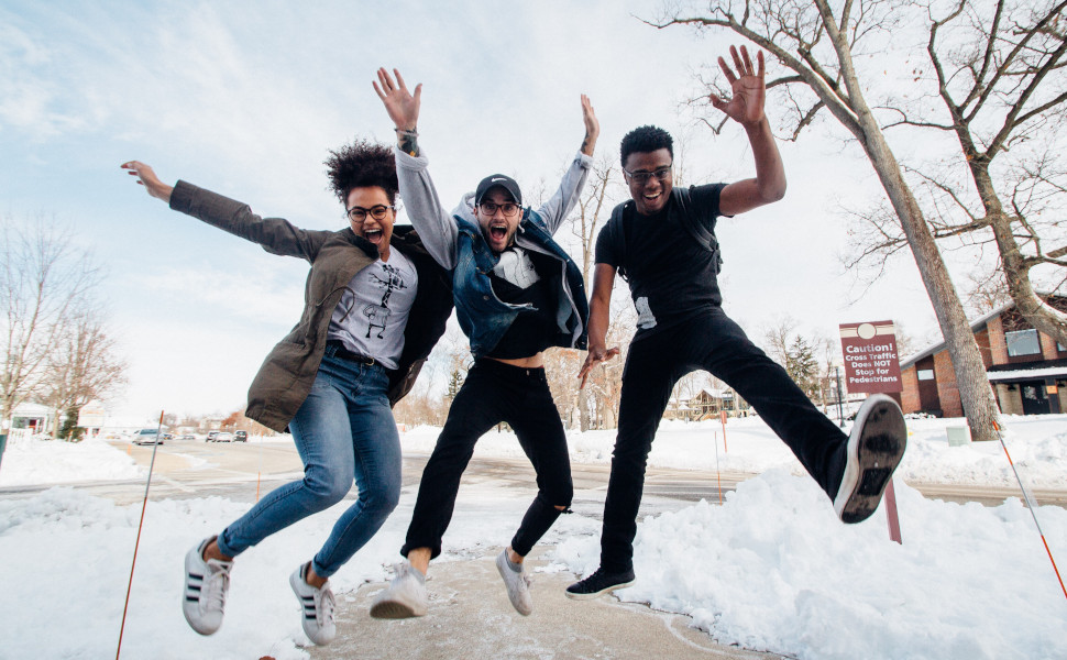 Jugendliche freuen sich über ihren Ausbildungplatz 2022.