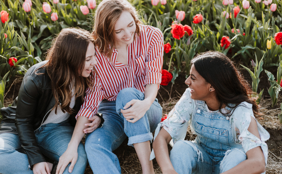 Junge Menschen freuen sich über ihre Ausbildungsplätze 2023.