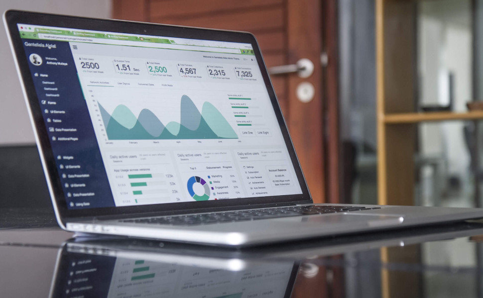 Zahlen und Statistiken sind im Online-Marketing sehr wichtig. SEO-/SEA- Manager müssen den Erfolg der eigenen Kampagnen und Maßnahmen nachhalten.