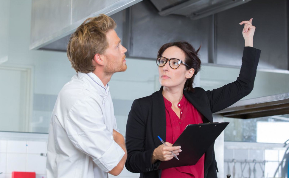 Die Hygiene in einer Restaurantküche wird kontrolliert.