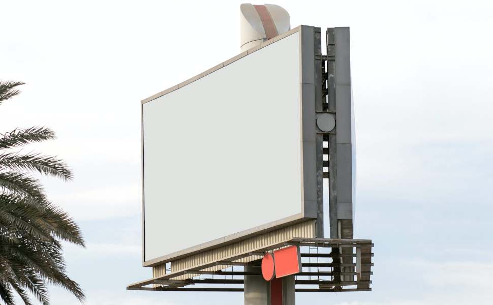 Ein großes, leeres amerikanisches Werbeplakat.