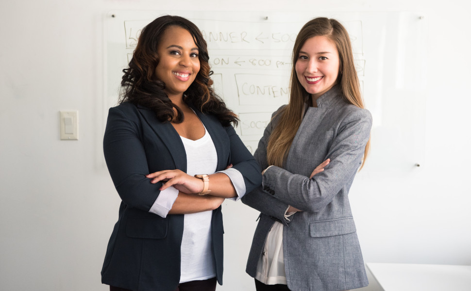 Zwei Frauen in passenden Outfits zum Bewerbungsgespräch.