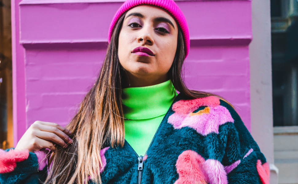 Junge Frau in einem bunten Outfit.