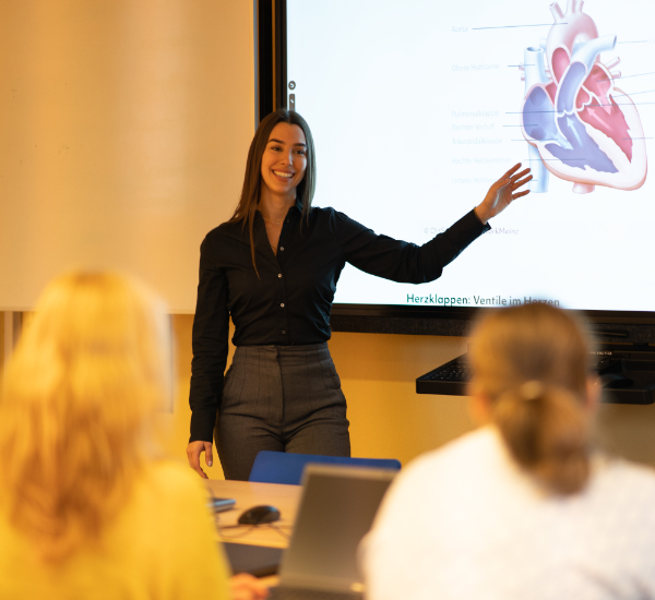 Fachschule für Pflege und Gesundheit: Unterricht im Klassenraum