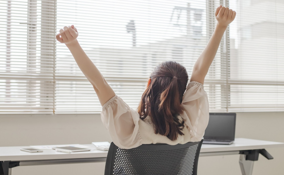 Junge Frau freut sich über ihre Arbeit