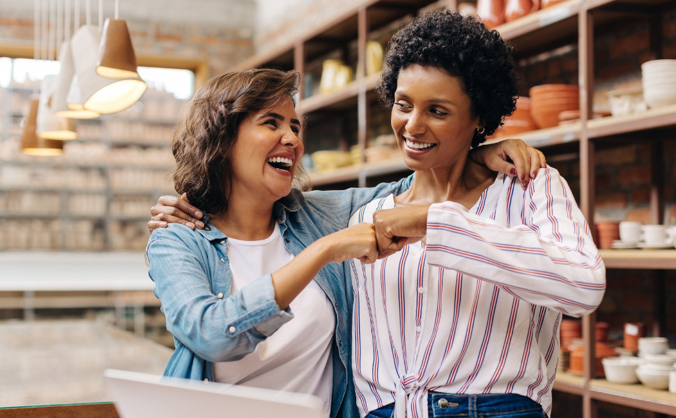 Zwei Arbeitskolleginnen freuen sich.