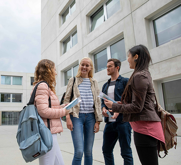 Universität Stuttgart: Studierende auf dem Campusgelände
