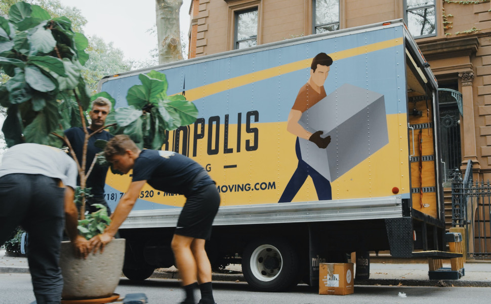 Ein Umzug mit Transporter, der gerade ausgeladen wird.