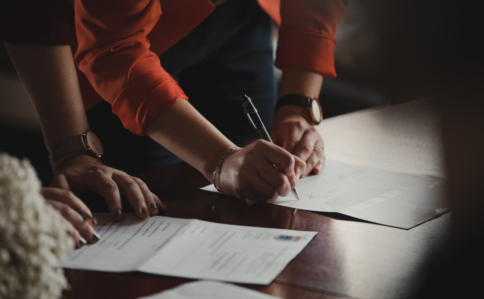 Die Unterschrift des Übernahmevertrags