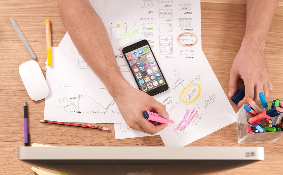 Arbeitsplatz eines jungen Freelancers, der sein Marketing plant.