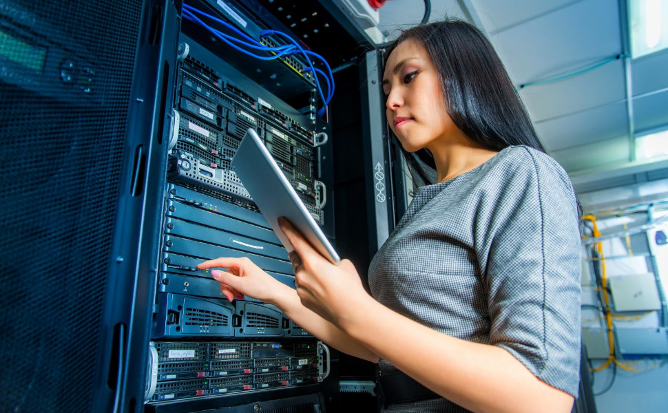 Junge Frau in ihrem Zukunftsjob in der IT