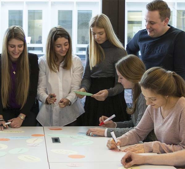 International School of Management : Studiere den dualen Studiengang B.Sc. Betriebswirtschaft · International Management an der ISM.